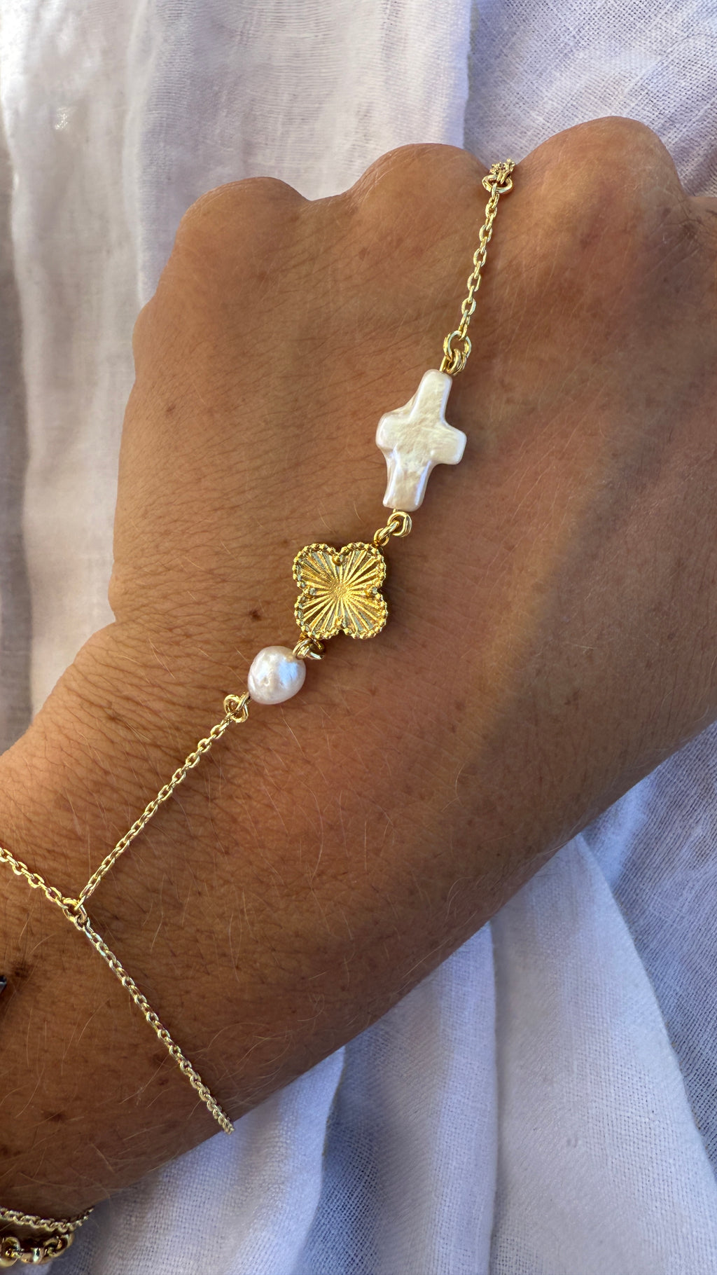 Clover Pearl across Hand Chain