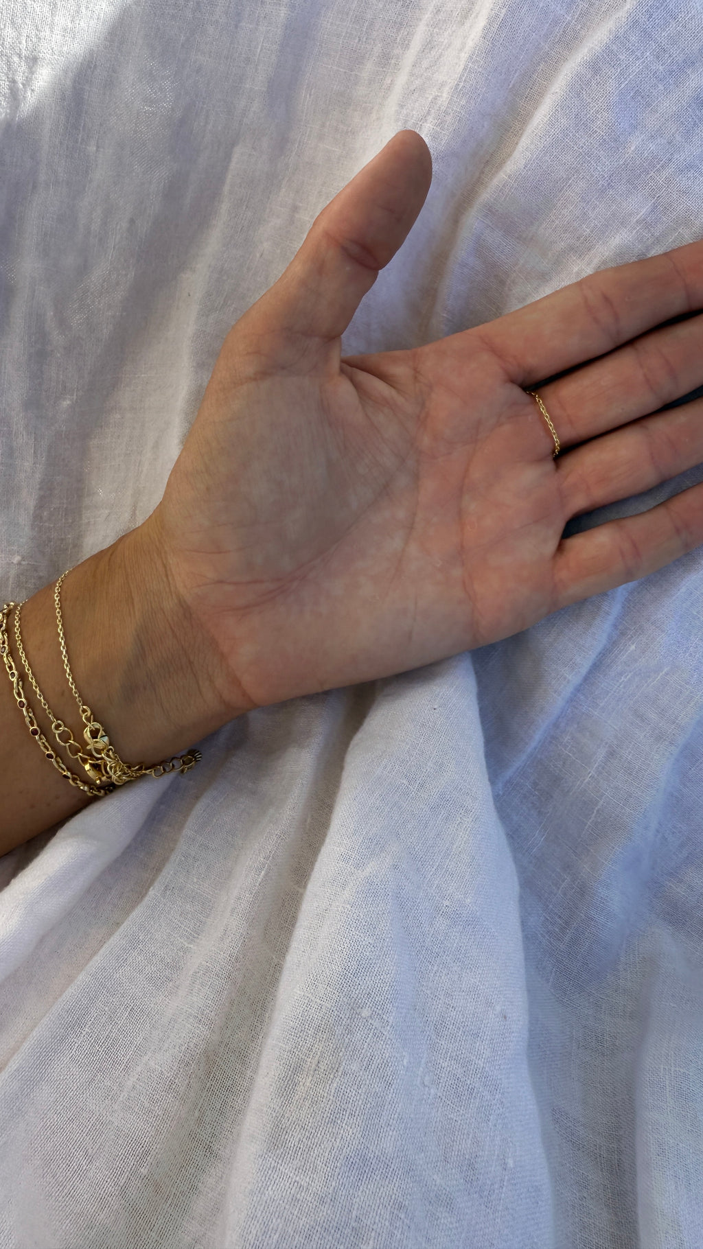 Clover Pearl across Hand Chain