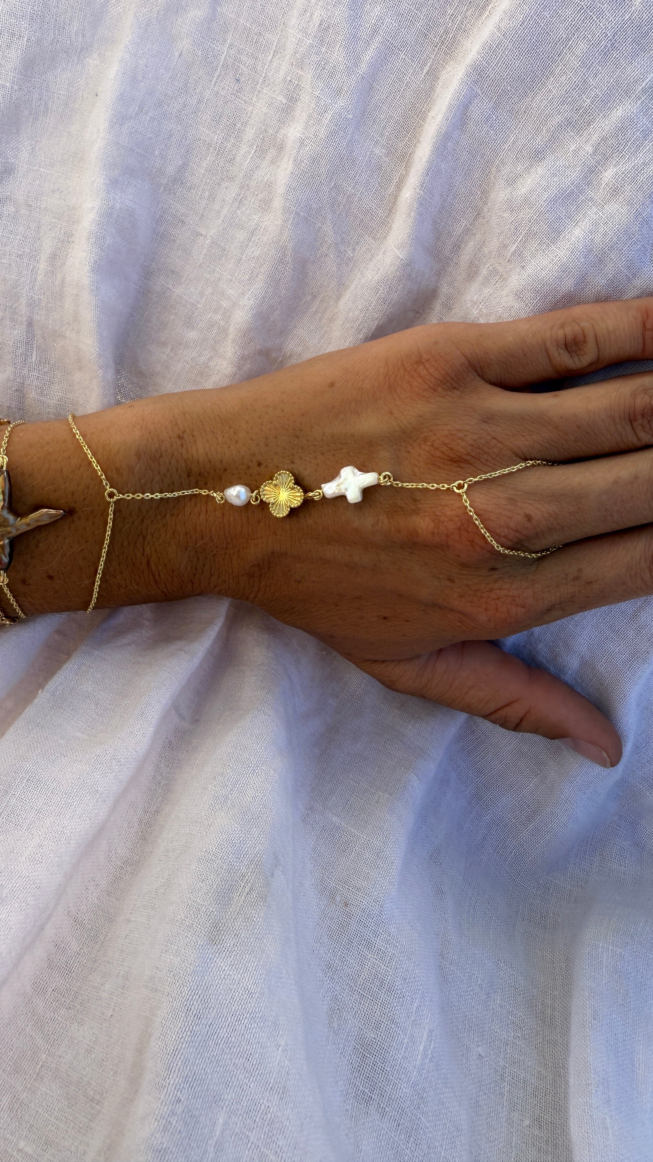 Clover Pearl across Hand Chain