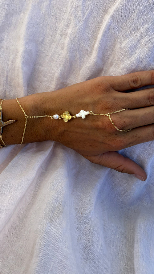 Clover Pearl across Hand Chain
