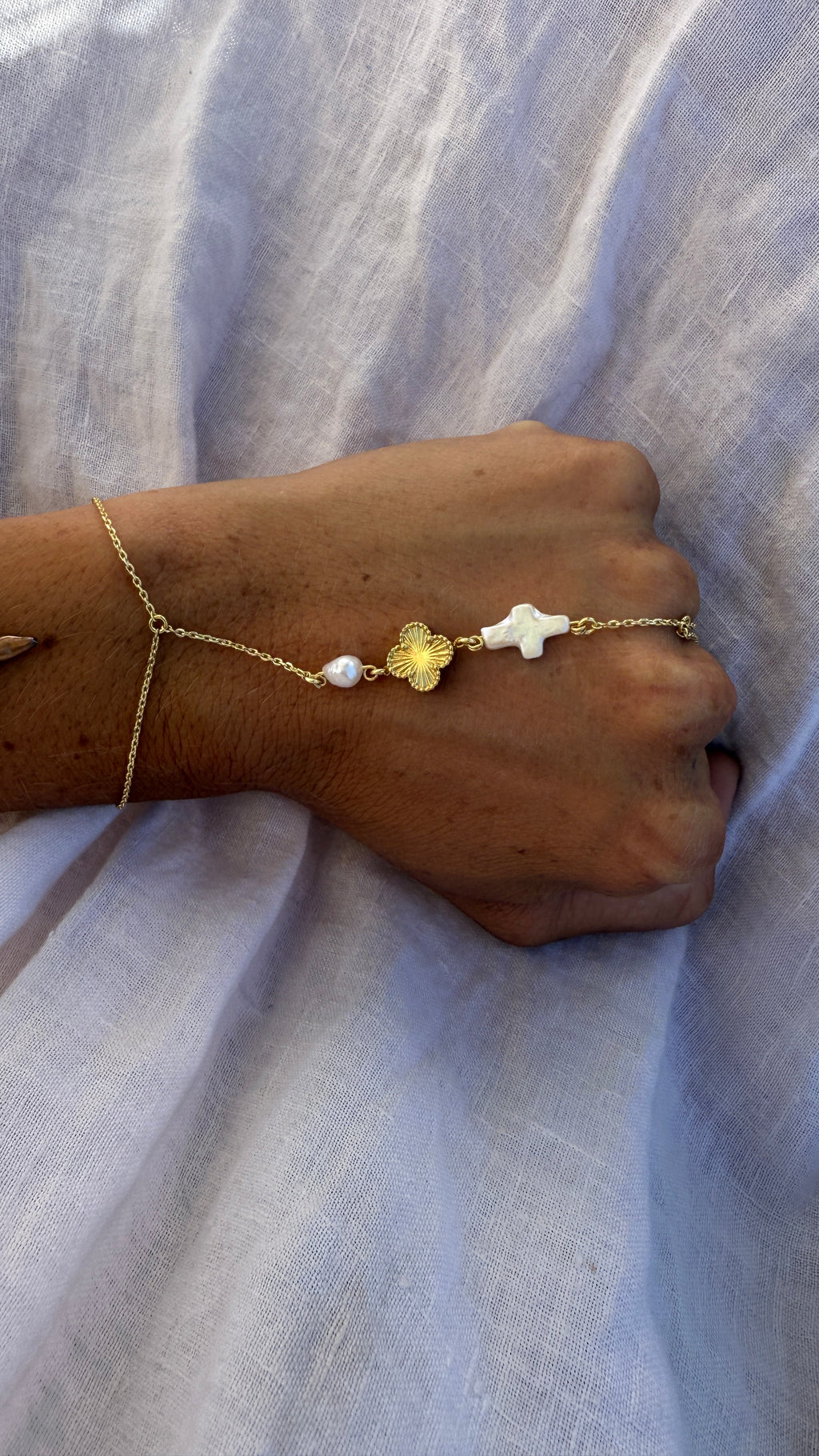 Clover Pearl across Hand Chain