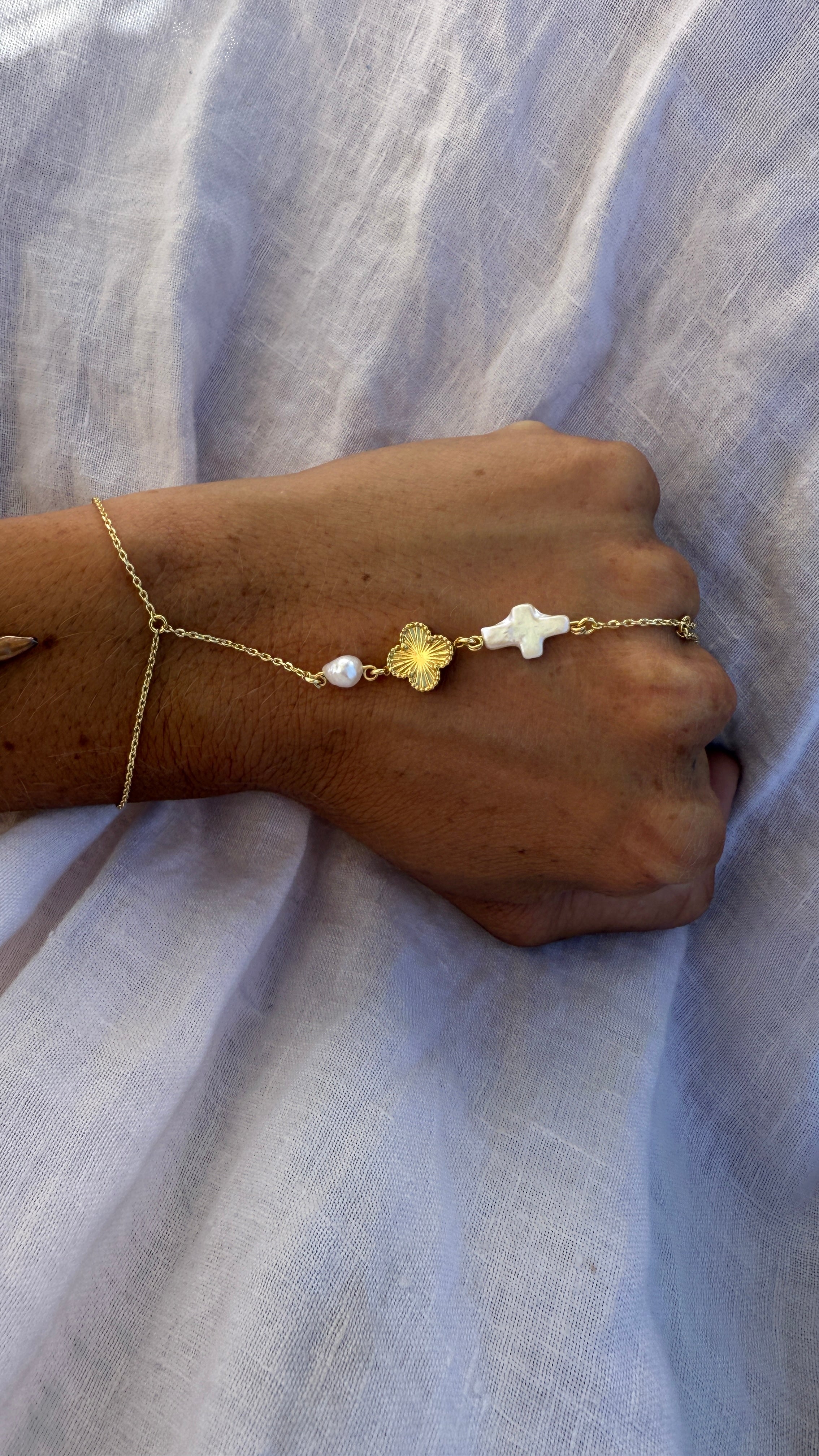 Clover Pearl across Hand Chain